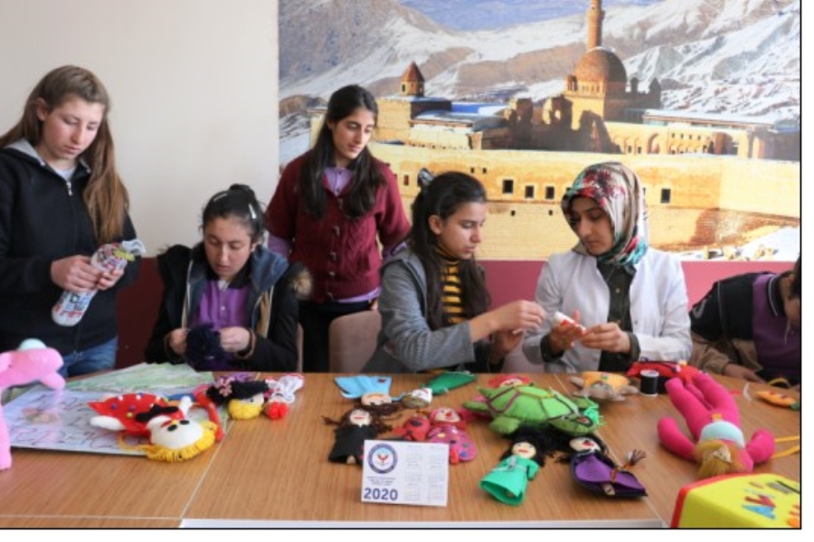 Ağrı Hamur’da öğretmen ve öğrenciler depremzede çocuklar için oyuncak hazırlıyor