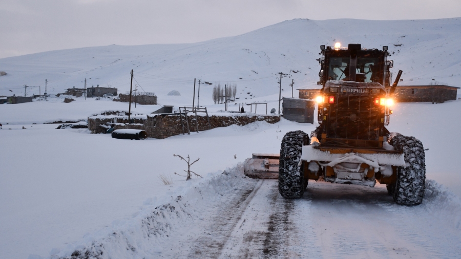 Tendürek Dağı eteğinde kar nedeniyle kapanan 8 köy yolu ulaşıma açıldı