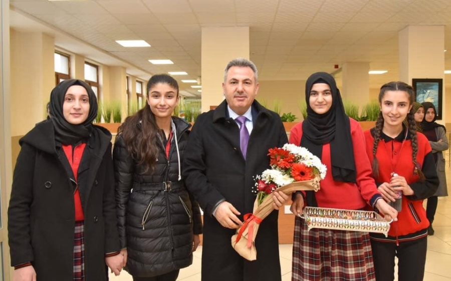 Vali Elban Ağrı’nın İlk Lisesi, Naci Gökçe Lisesi Öğrencileriyle biraraya Geldi