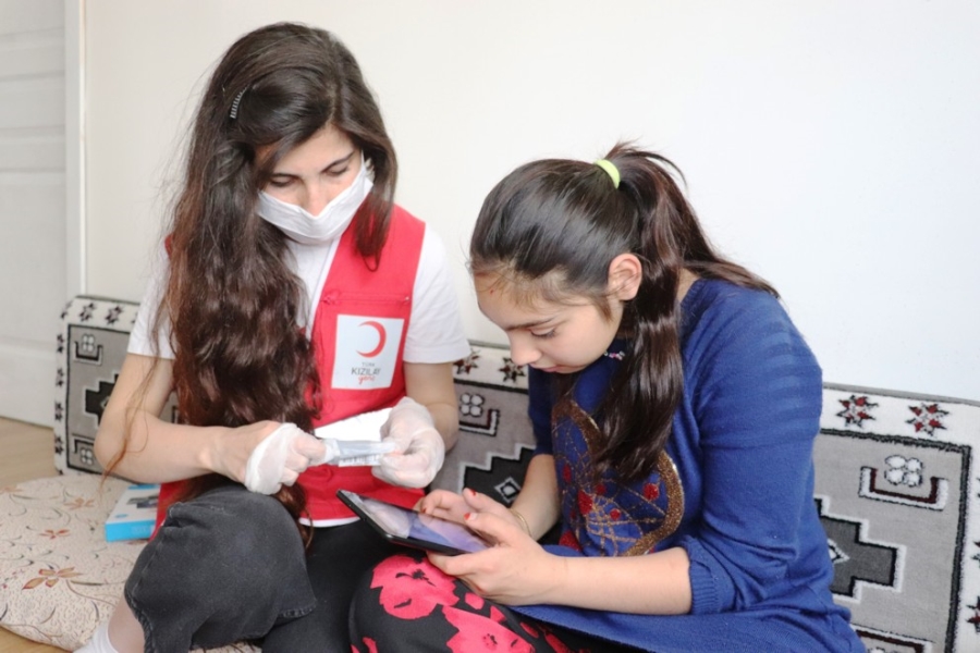Türk Kızılay gönüllülerinden epilepsi hastası Elifnur