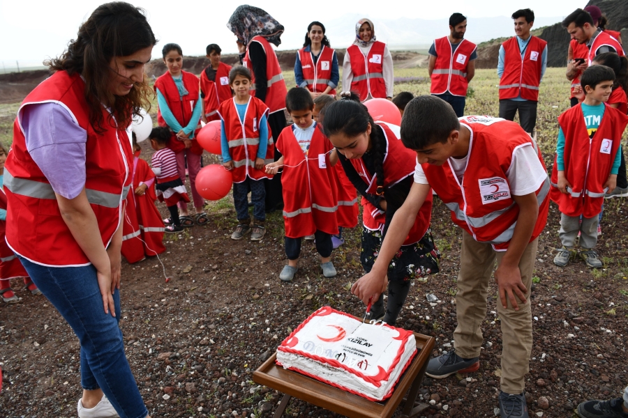 Türk Kızılay köy çocuklarını hediyelerle sevindirdi