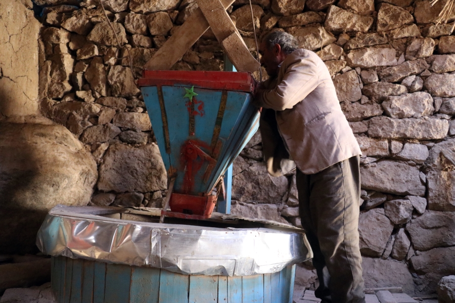 66 yaşındaki Hacı Yaşar, Diyadin’de baba yadigarı su değirmeninde teknolojiye direniyor