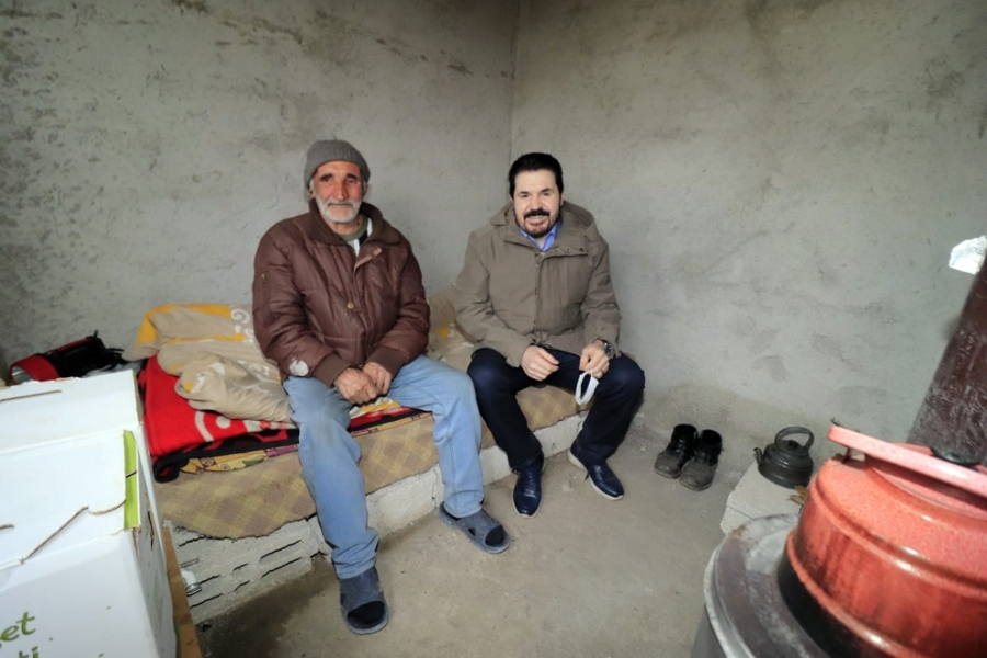 Ağrı Belediye Başkanı Savcı Sayan, iftarını birlikte yaptığı inşaat bekçisi Aziz Öztürk