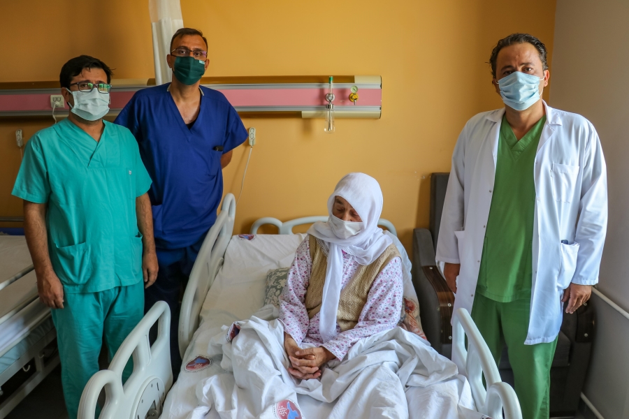 Dr. Abdurrahman Aycan ve Dr. Abdurrahim Taş tarafından ameliyata alınan hasta 