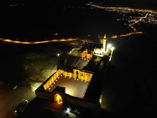 İshak Paşa Sarayı yenilenen aydınlatma sistemiyle geceleri 