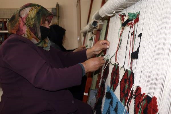 Ağrılı kadınlar Anadolu motiflerini el emeği göz nuru kilimlere işliyor