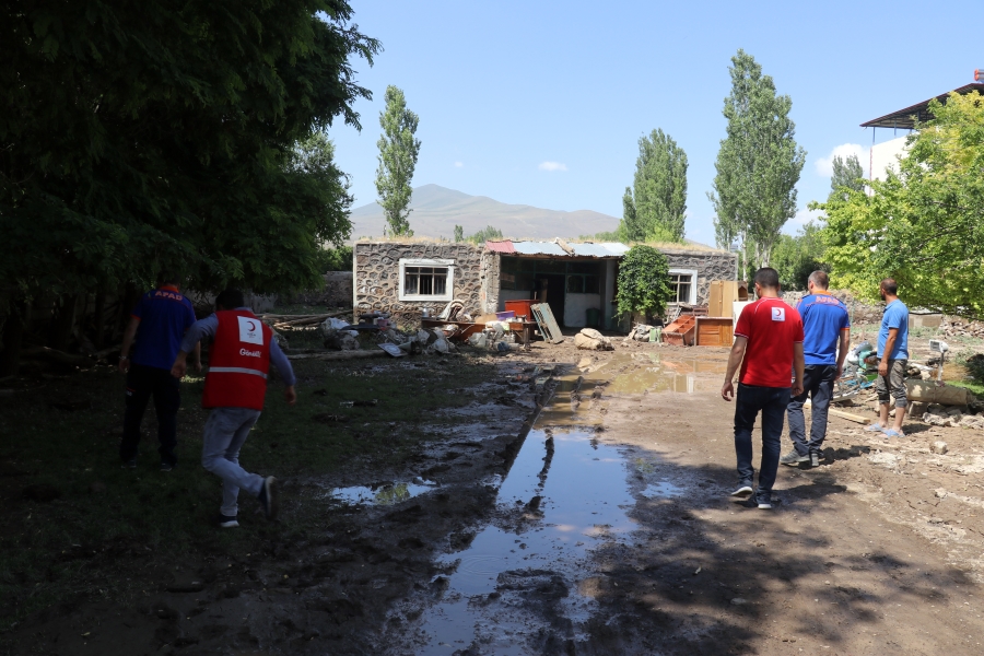 Selden etkilenen Karabulak köyünde çalışmalar devam ediyor