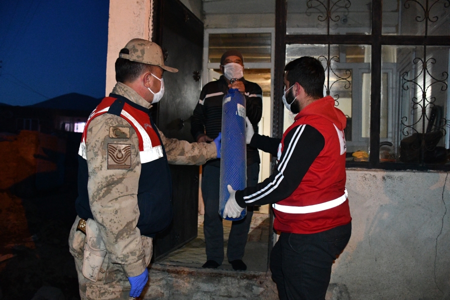 Mehmetçik ve Türk Kızılay gönüllüleri KOAH hastası yaşlının yardımına koştu