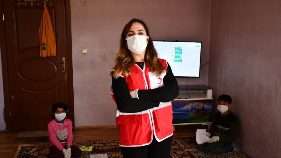 Türk Kızılay gönüllüsü öğretmen köy köy dolaşarak uzaktan eğitimi anlatıyor