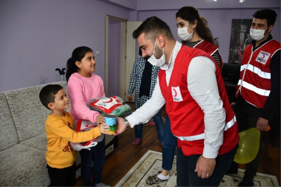 Kumbarada biriktirdikleri 196 lirayı Milli Dayanışma Kampanyası