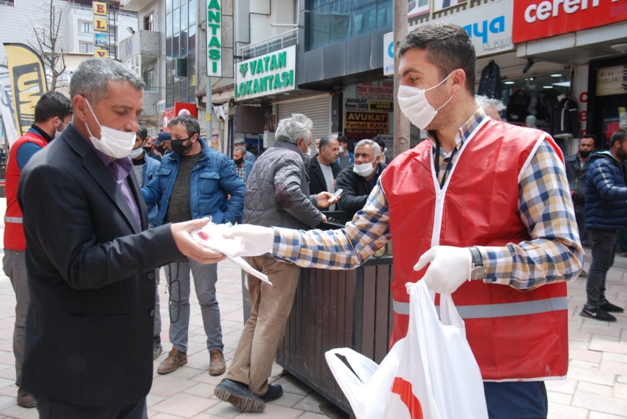 DOĞUBAYAZIT KIZILAY MASKE VE DEZENFEKTAN DAĞITIMI YAPTI