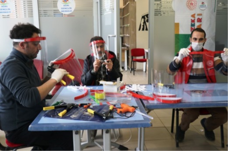 Sağlıkçılara maske üretimi için bir destek de Ağrılı gönüllü gençlerden