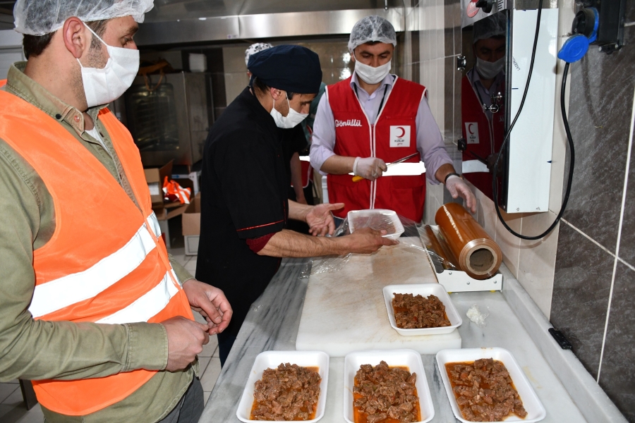 Vefa grubu engellilerin iftar sofralarını donatıyor