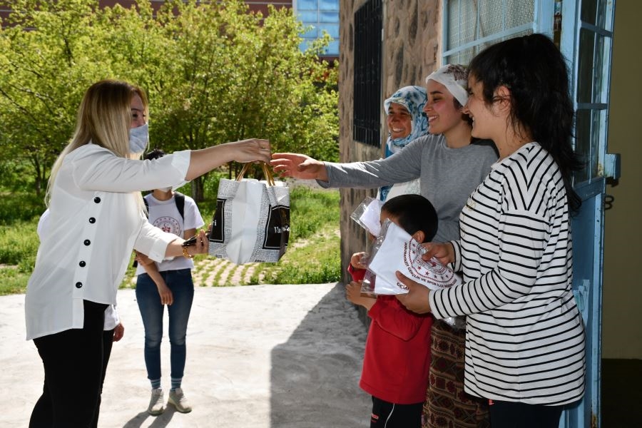 DOĞUBAYAZIT’TA GENÇLİK MERKEZİ, SALGINDA ÖLEN SAĞLIKÇILARIN İSİMLERİNİ BASTIRDIKLARI TİŞÖRTLERİ GENÇLERE DAĞITTI