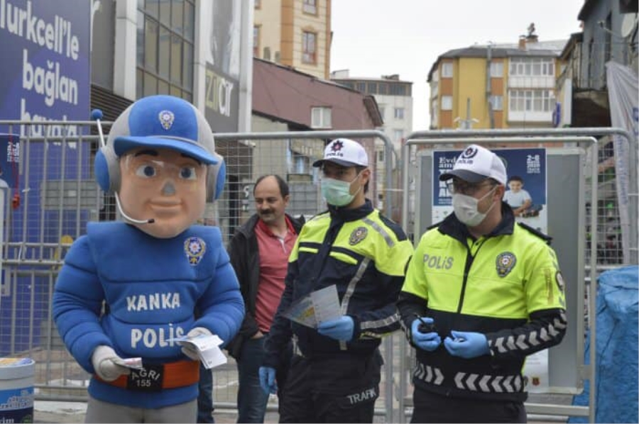 Polis Halkı Bilgilendirmek İçin Broşür Dağıttı