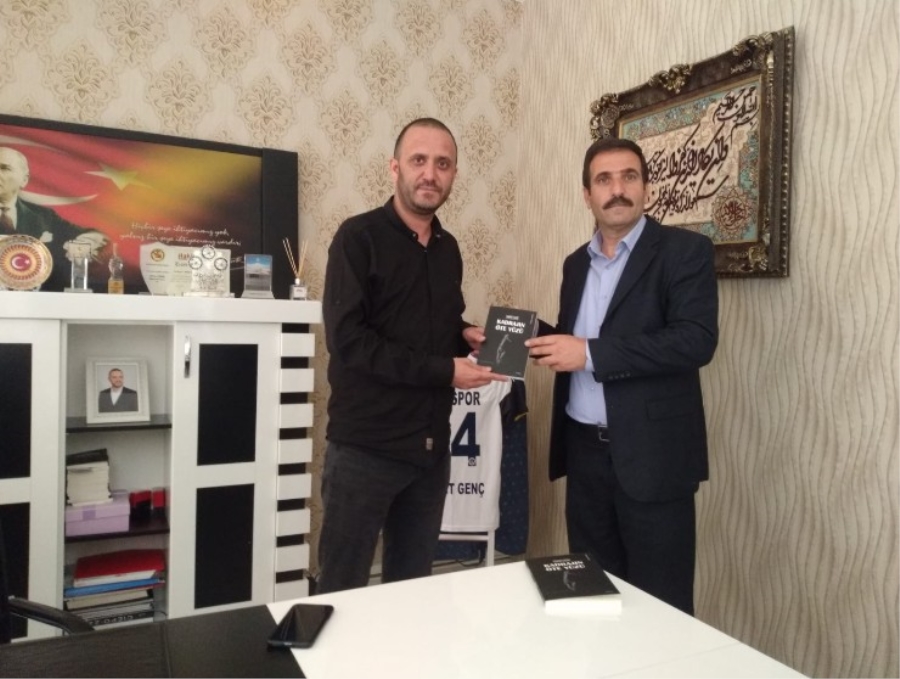 AHMET GENÇ KİTABINI İMZALADI