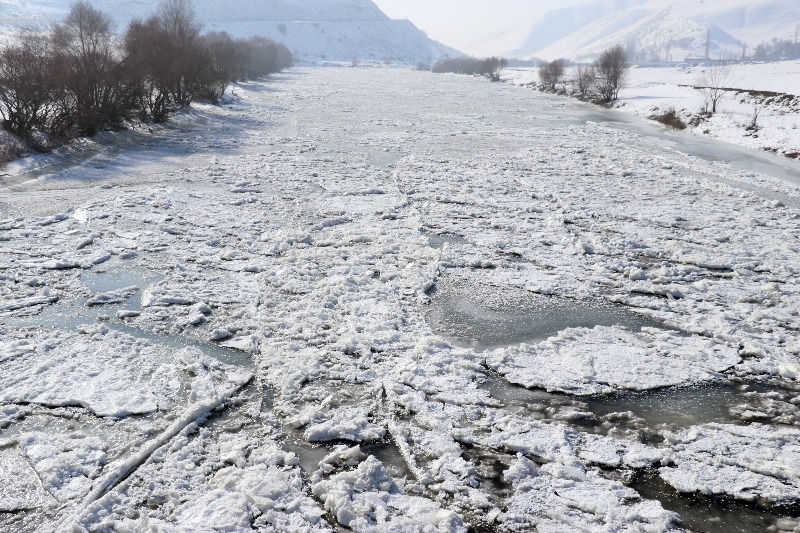 Ağrı’da dondurucu soğuğa rağmen nehirdeki buzları kırıp balık avlıyorlar