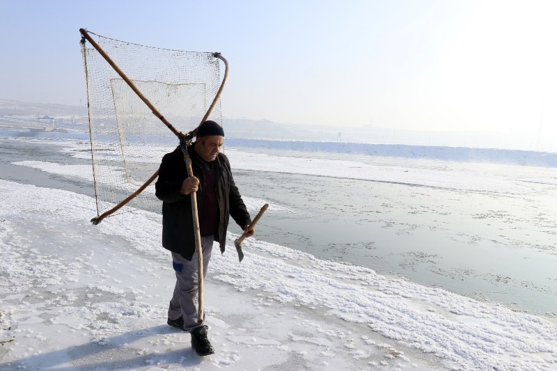 Ağrı’da dondurucu soğuğa rağmen nehirdeki buzları kırıp balık avlıyorlar