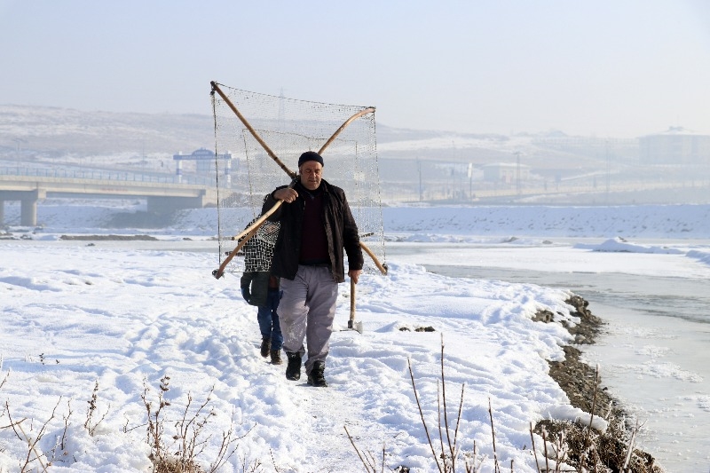 Ağrı’da dondurucu soğuğa rağmen nehirdeki buzları kırıp balık avlıyorlar
