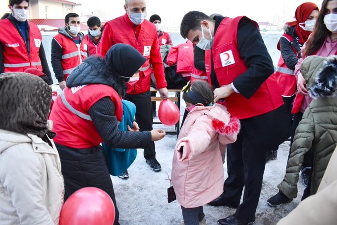 Kaymakam Akpınar Kızılay Doğubayazıt Şubesini ve Şehit ailelerini ziyaret etti