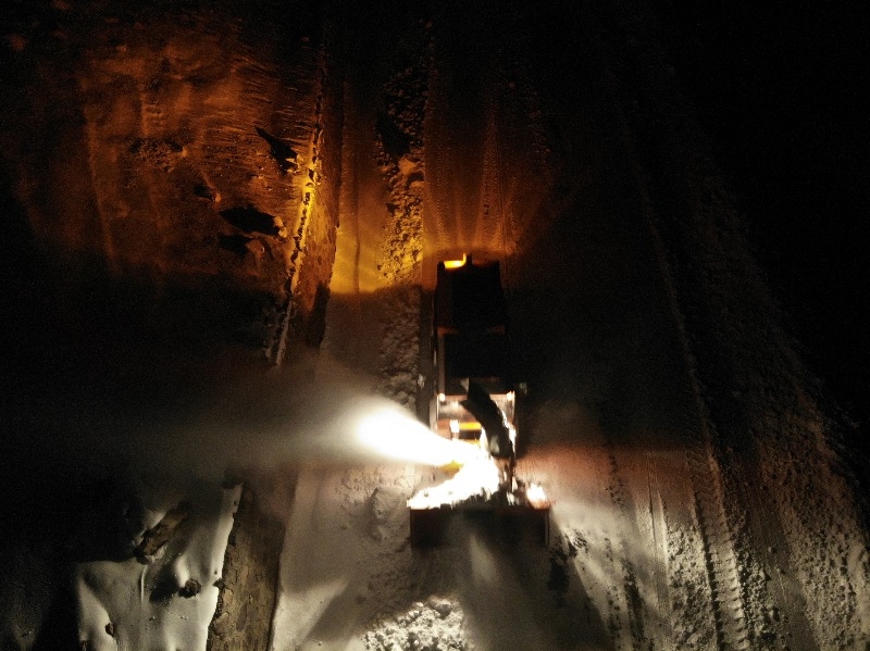 Kış mevsiminin çetin geçtiği Ağrı'da karla mücadele gece de sürüyor