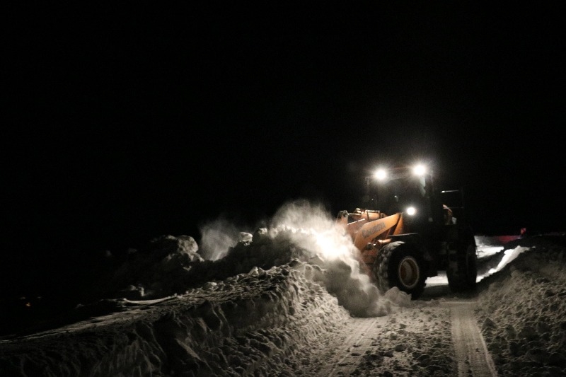 Kış mevsiminin çetin geçtiği Ağrı'da karla mücadele gece de sürüyor