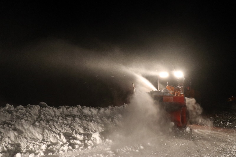 Kış mevsiminin çetin geçtiği Ağrı'da karla mücadele gece de sürüyor
