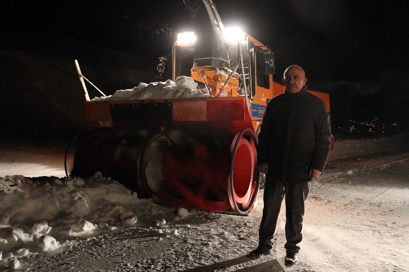 Kış mevsiminin çetin geçtiği Ağrı'da karla mücadele gece de sürüyor