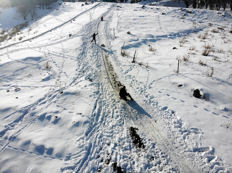 Ağrı’lı çocukların karlı tepelerde kızak keyfi