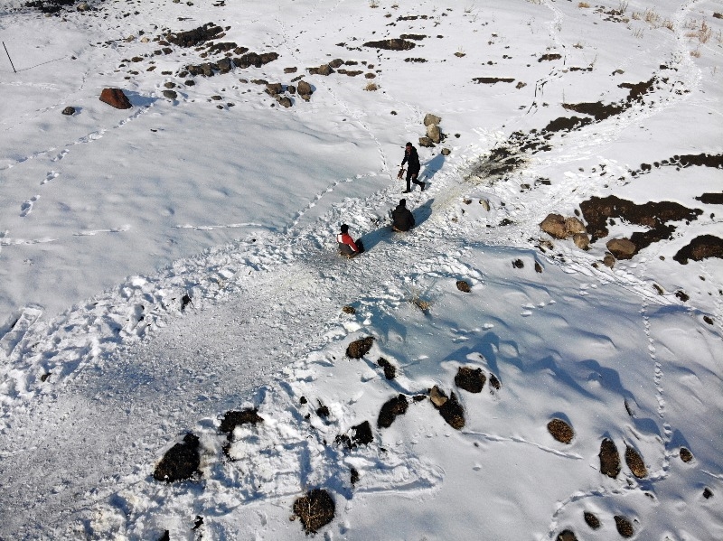 Ağrı’lı çocukların karlı tepelerde kızak keyfi