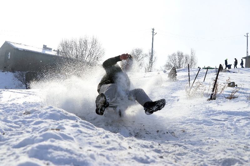 Ağrı’lı çocukların karlı tepelerde kızak keyfi