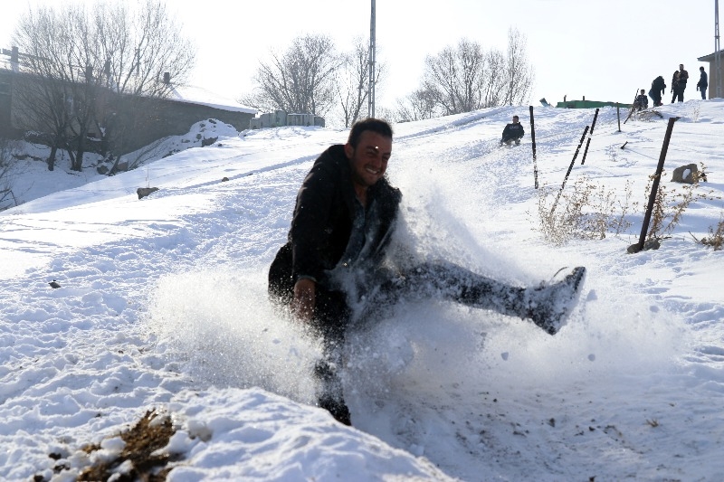 Ağrı’lı çocukların karlı tepelerde kızak keyfi