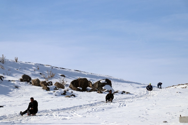 Ağrı’lı çocukların karlı tepelerde kızak keyfi