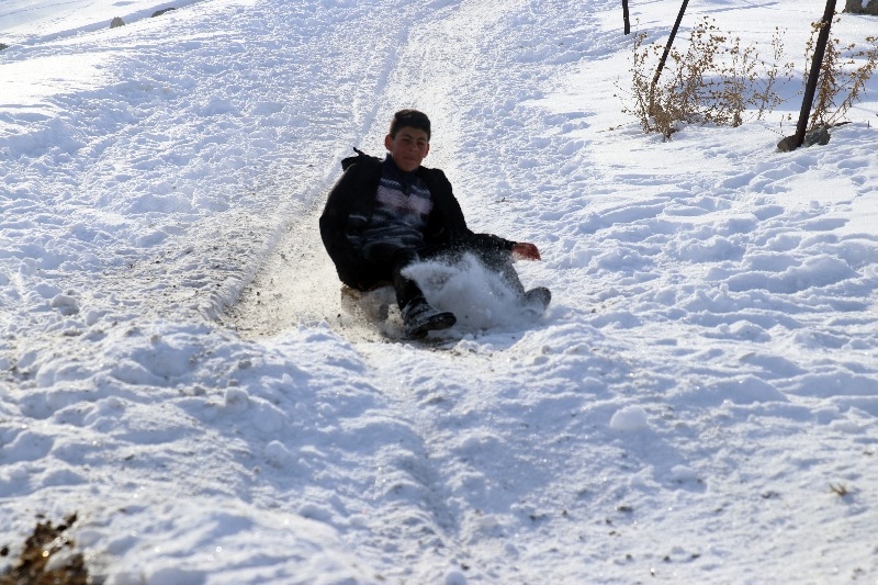 Ağrı’lı çocukların karlı tepelerde kızak keyfi