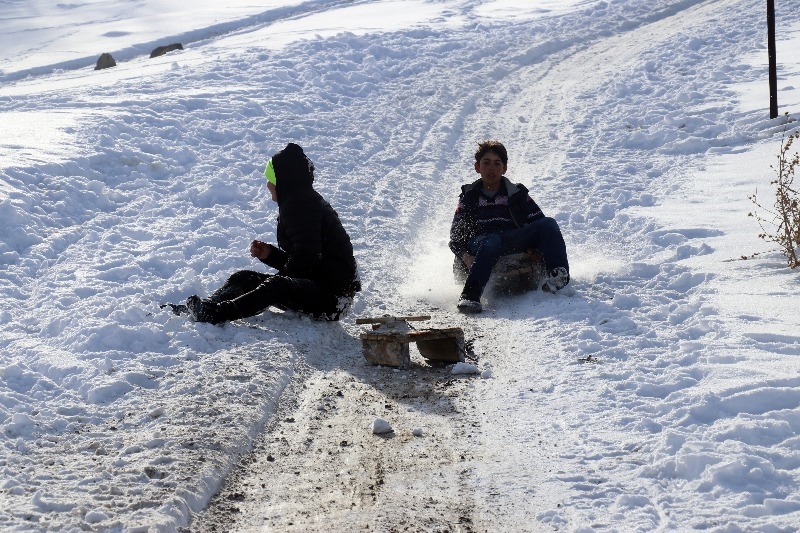 Ağrı’lı çocukların karlı tepelerde kızak keyfi