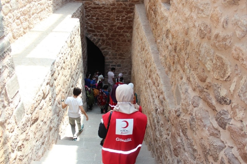 Çocuklar Doğubayazıt tarihi İshak Paşa Sarayı'nı gezdi