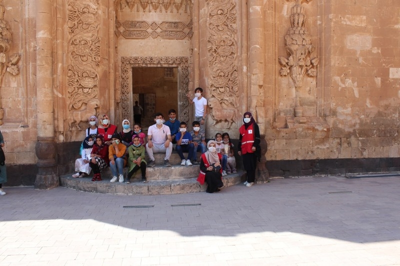 Çocuklar Doğubayazıt tarihi İshak Paşa Sarayı'nı gezdi