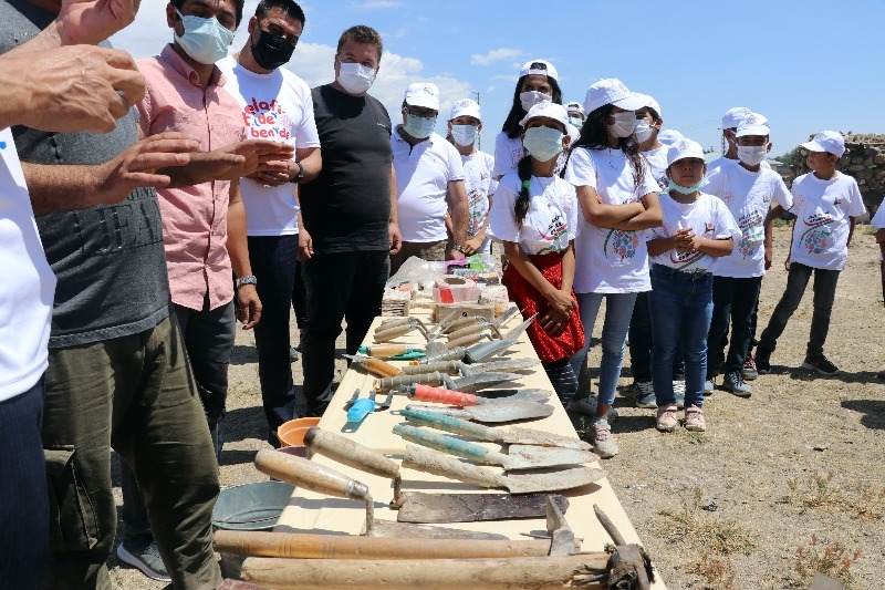 Doğubayazıt’ta öğrencilerin telafi eğitiminde yapay alanda "arkeolojik kazı" deneyimi