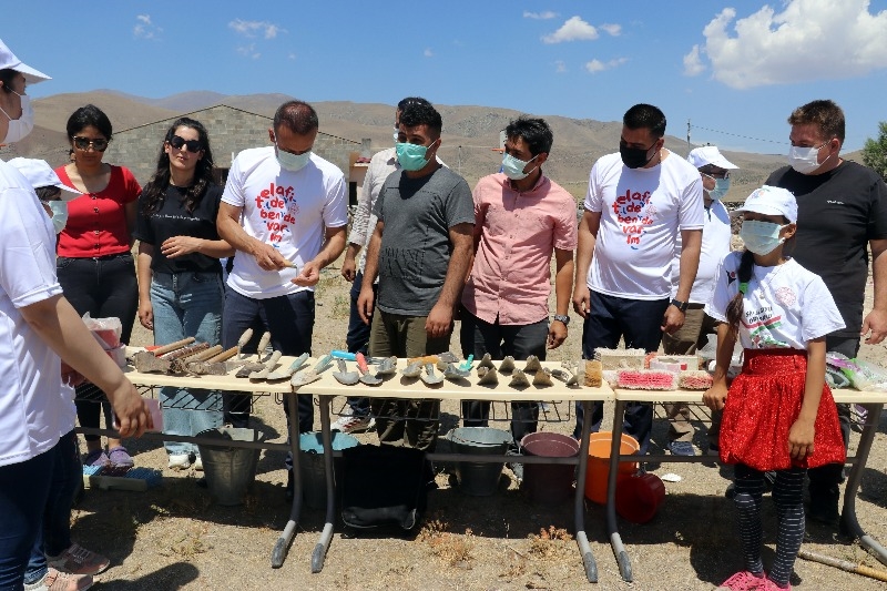 Doğubayazıt’ta öğrencilerin telafi eğitiminde yapay alanda "arkeolojik kazı" deneyimi