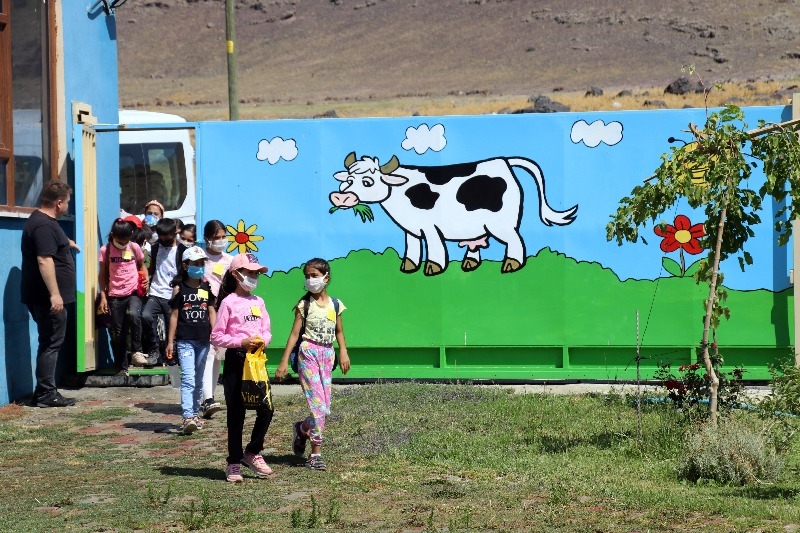 Doğubayazıt’ta öğrencilerin telafi eğitiminde yapay alanda "arkeolojik kazı" deneyimi