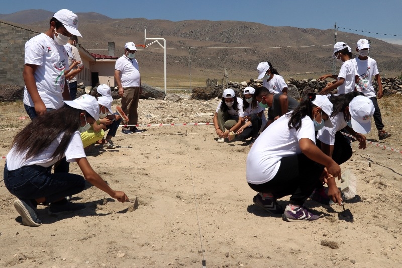 Doğubayazıt’ta öğrencilerin telafi eğitiminde yapay alanda "arkeolojik kazı" deneyimi