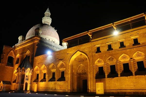 İshak Paşa Sarayı yenilenen aydınlatma sistemiyle geceleri "ışık" saçıyor