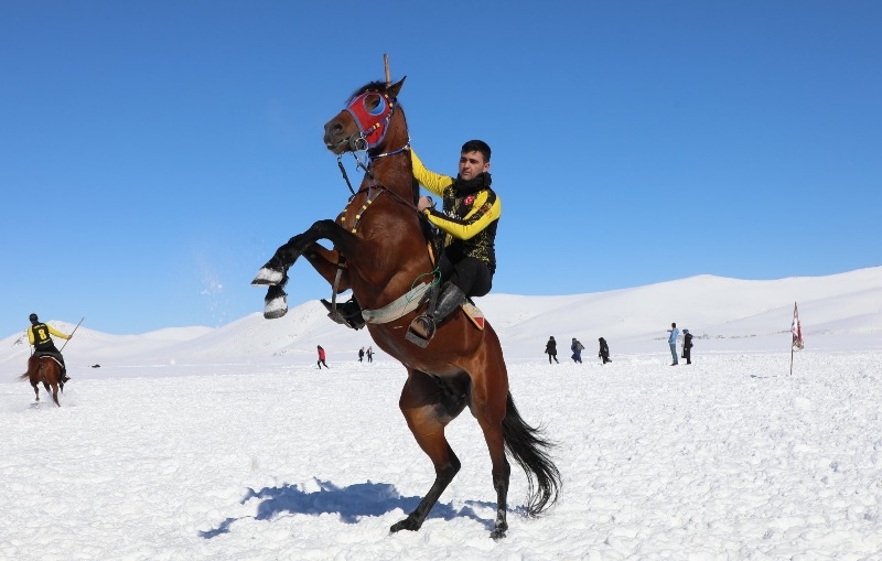 Balık Gölü Festivali atlı kızak ve su altı dalışı ilgi gördü