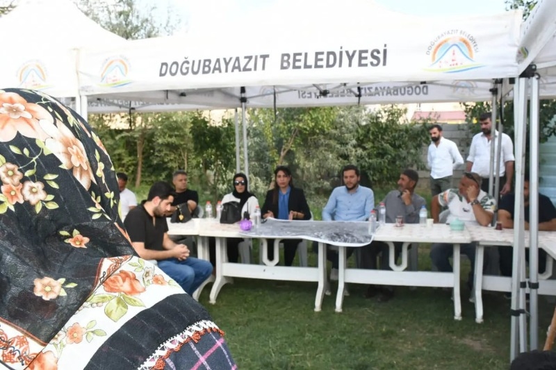 Doğubayazıt Sarıgül mahallesi yolları asfalt ve kilitli parke taşı ile buluşuyor