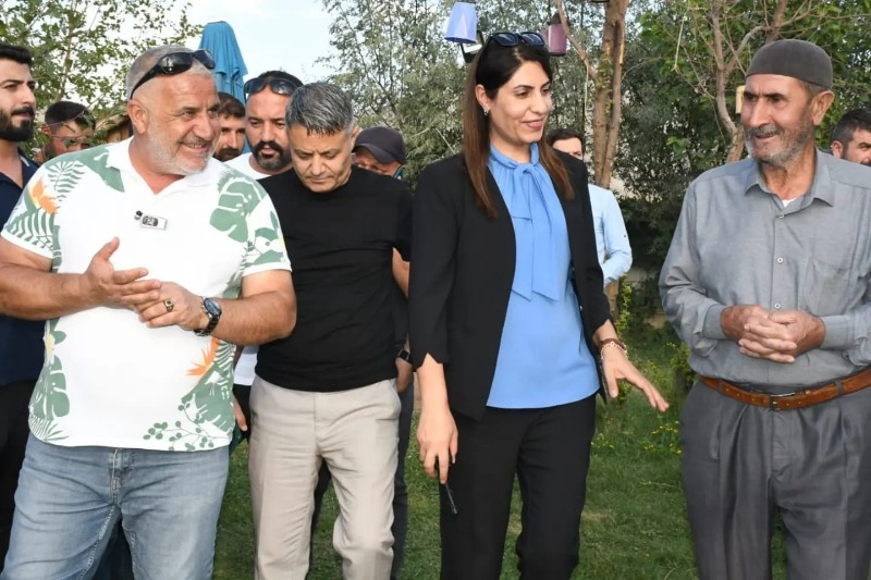 Doğubayazıt Sarıgül mahallesi yolları asfalt ve kilitli parke taşı ile buluşuyor