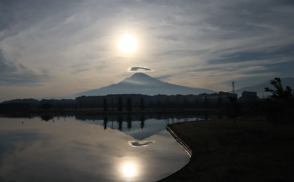 Ağrı Dağı'nın üzerinde mercek bulutu oluştu