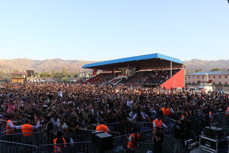 Doğubayazıt'ta Dosso Dossi Holding’in düzenlediği Ağrı Dağı müzik festivaline büyük ilgi