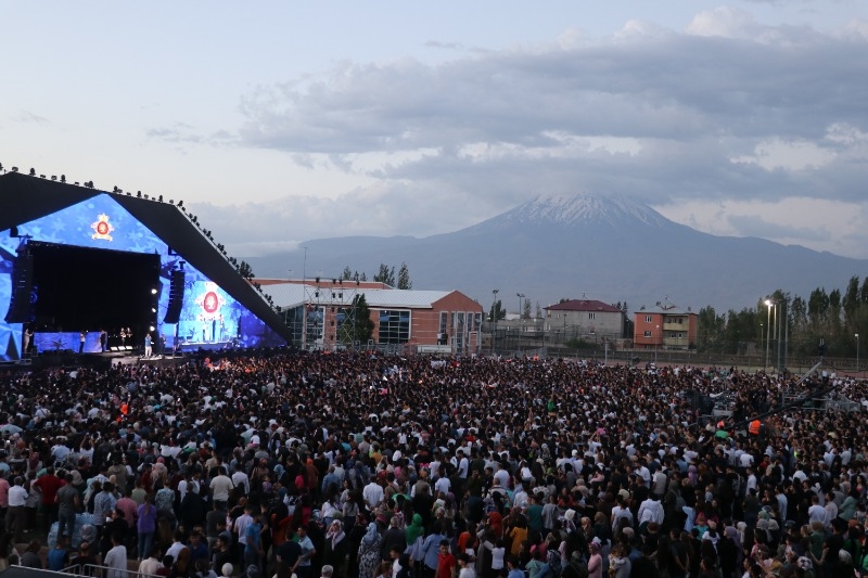 Doğubayazıt'ta Dosso Dossi Holding’in düzenlediği Ağrı Dağı müzik festivaline büyük ilgi