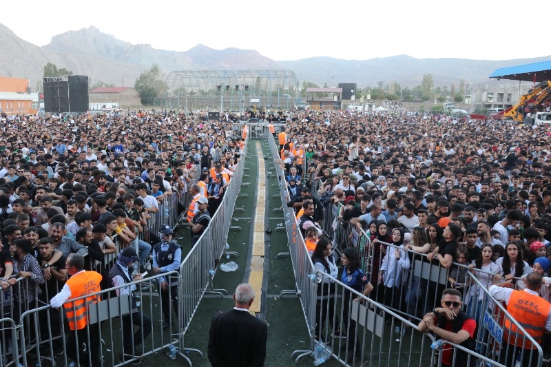Doğubayazıt'ta Dosso Dossi Holding’in düzenlediği Ağrı Dağı müzik festivaline büyük ilgi