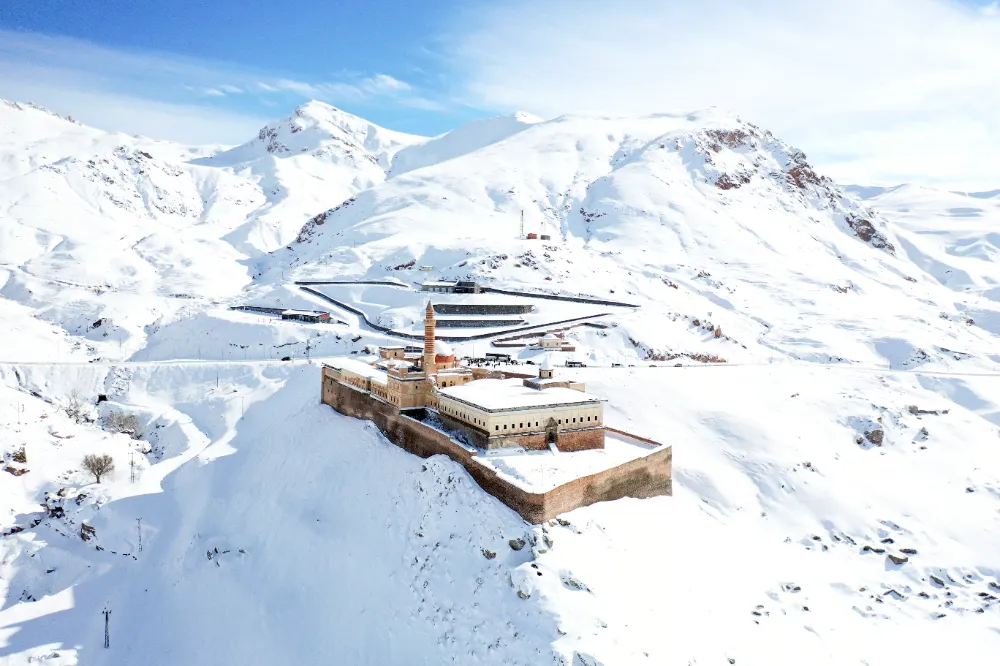 Sömestirde kültür yolculuğuna çıkanların Doğu'daki durağı Doğubayazıt  İshak Paşa Sarayı